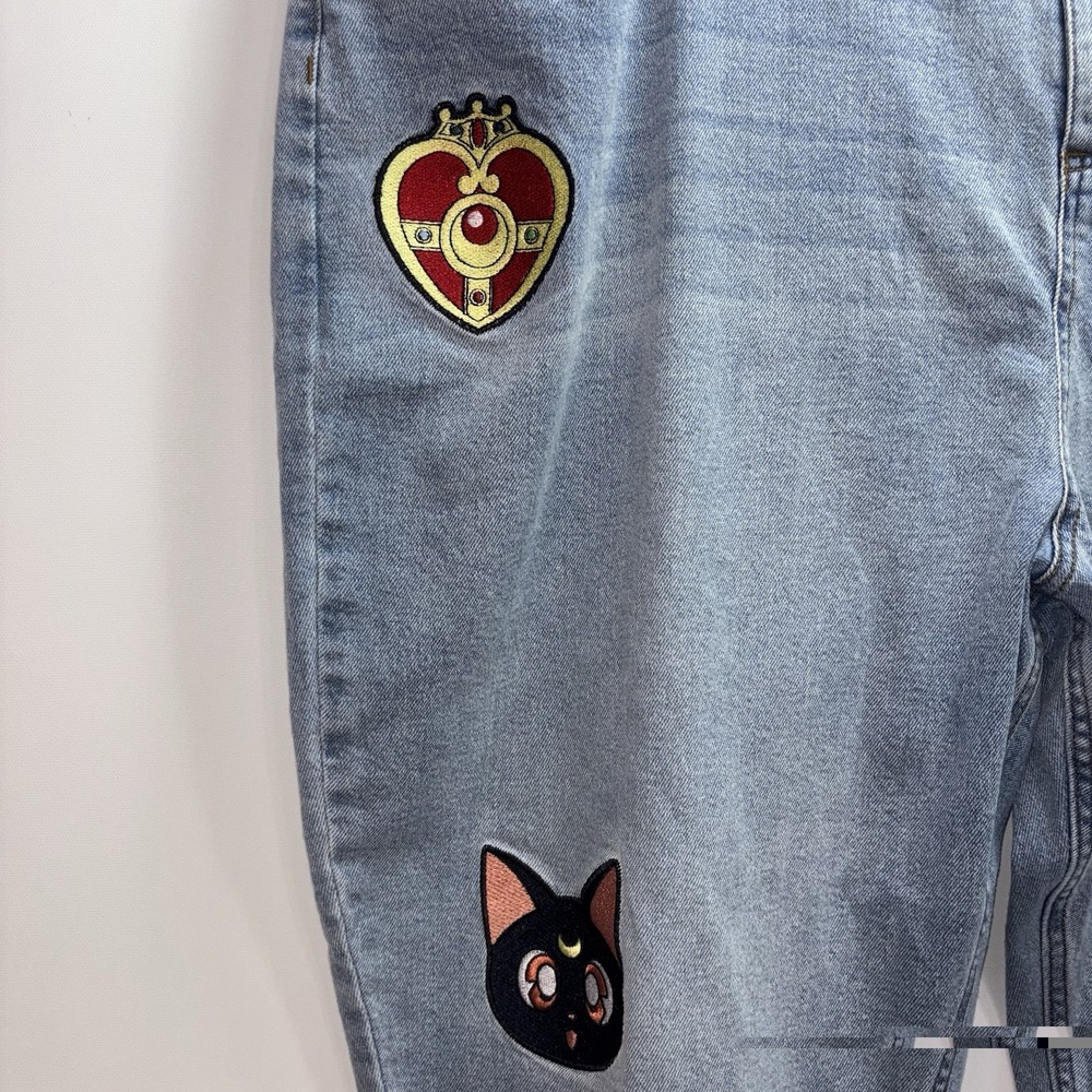 Sailor Moon Hot Topic Exclusive Embroidered Mom Jeans Size 24 Light Wash Anime - Picture 4 of 12